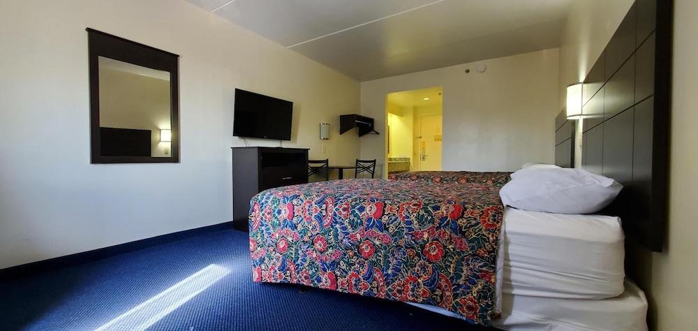 Plano Inn & Suites photo 16