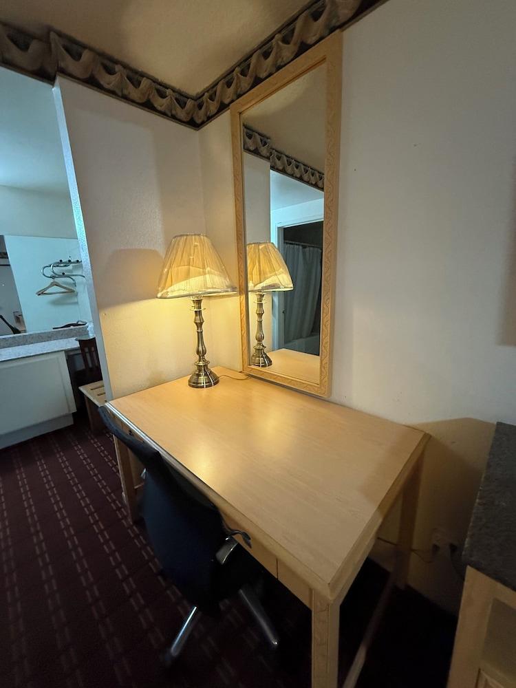 New Budget Inn photo 23