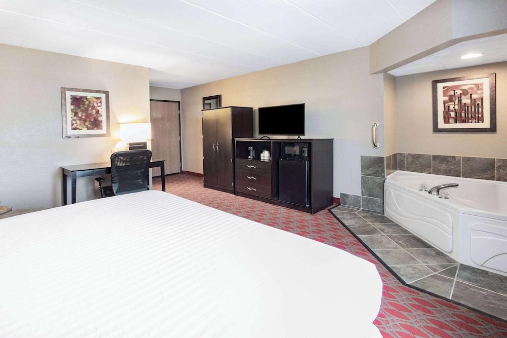 Baymont by Wyndham Brooklyn Center photo 21
