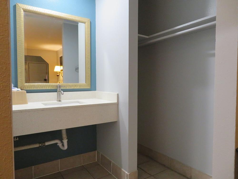 Travel Inn Motel photo 9