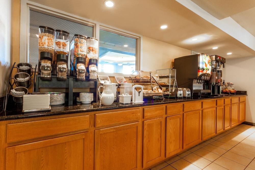 Baymont by Wyndham Bellingham photo 38