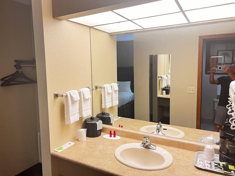 Apple Tree Inn and Suites photo 15