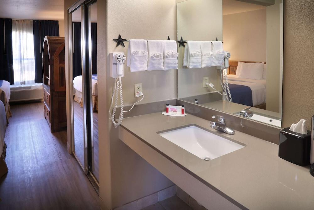 Days Inn & Suites by Wyndham Llano photo 36