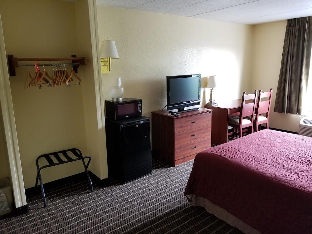 Travelodge by Wyndham Lansing IL photo 11