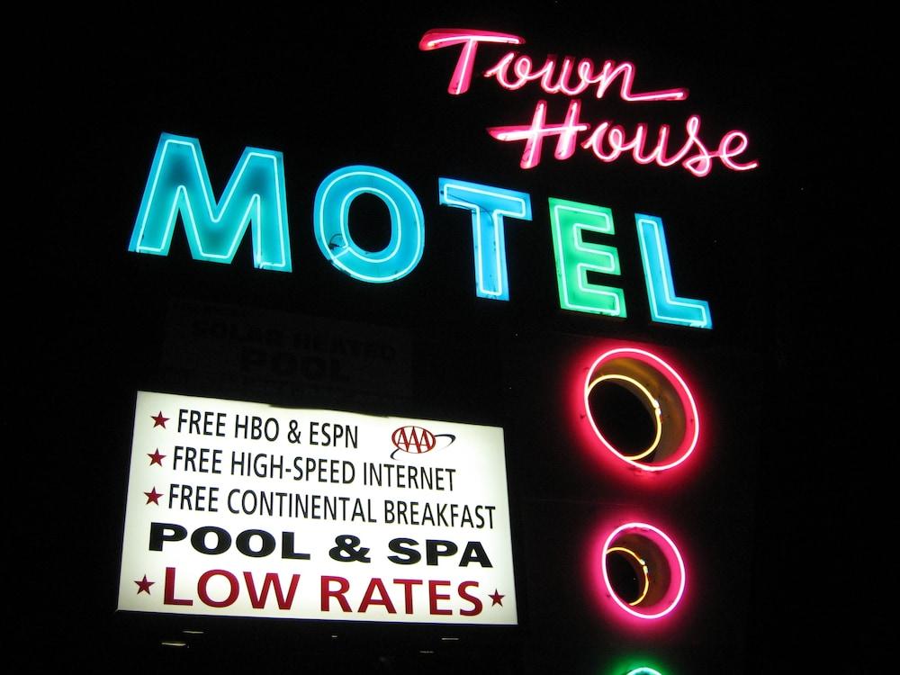 Town House Motel photo 26