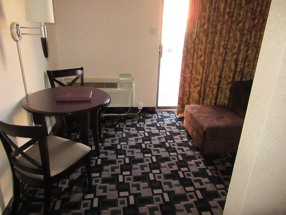 Express Suites Riverport Inn & Suites photo 34