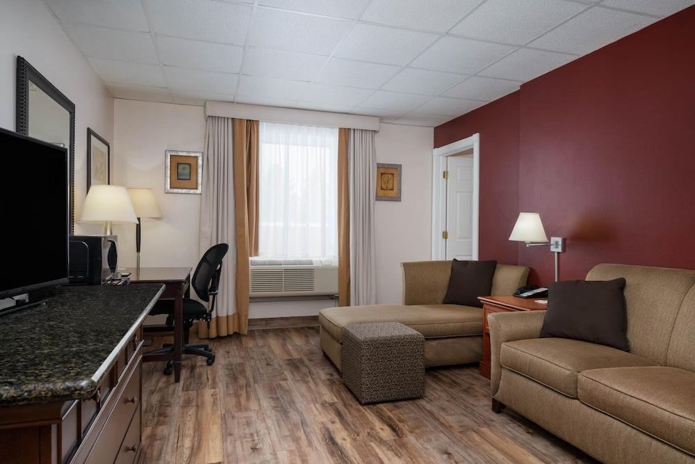 Ramada by Wyndham Albert Lea photo 69