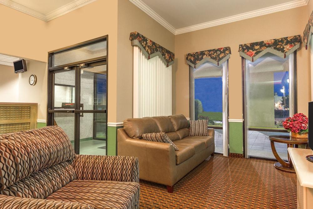 Super 8 by Wyndham Madison/Ridgeland Area photo 7