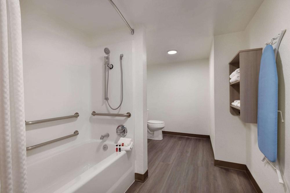 Microtel Inn & Suites by Wyndham Raleigh photo 43