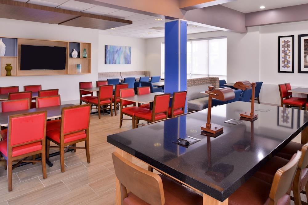 Holiday Inn Express Burlington by IHG photo 44