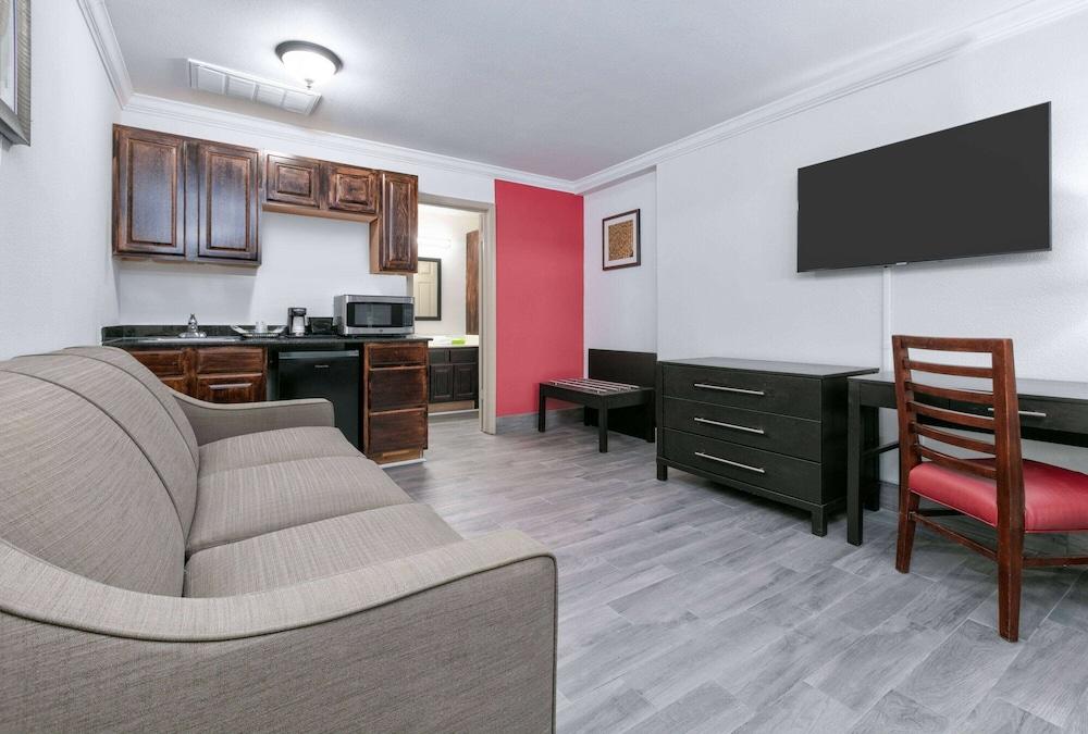 Ramada by Wyndham Diamondhead I-10/Gulfport photo 12