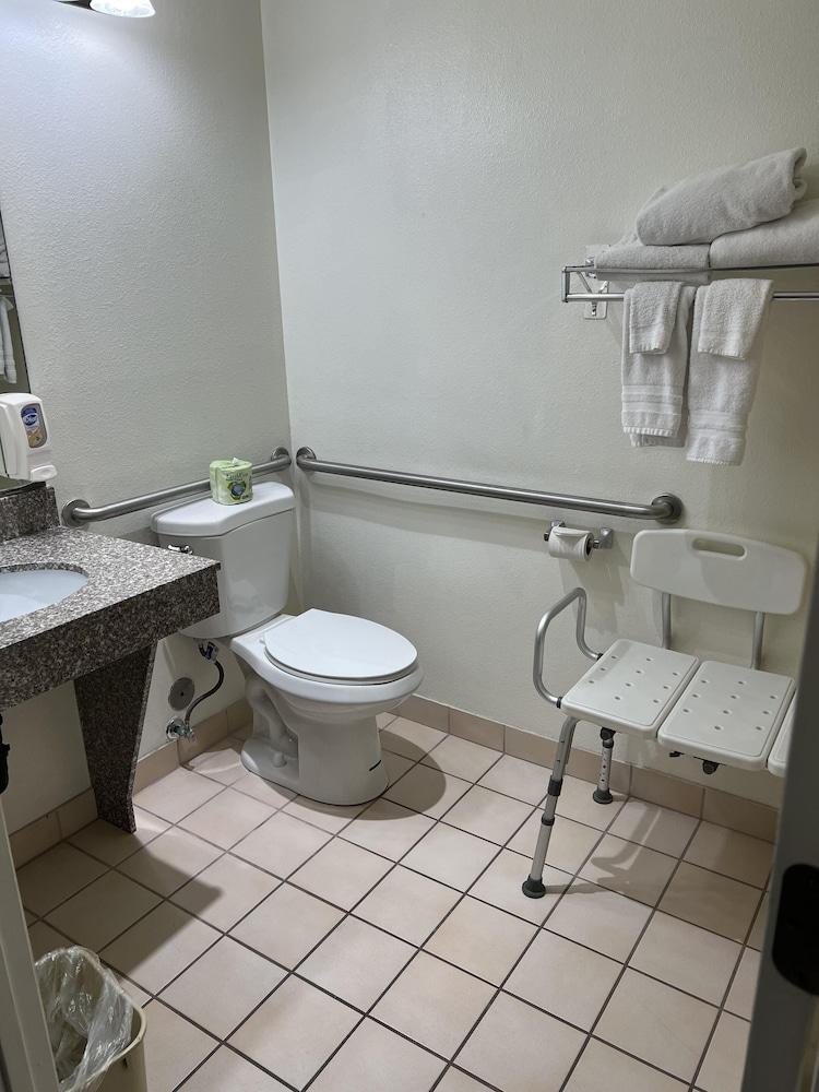 Days Inn by Wyndham Lake Point photo 30