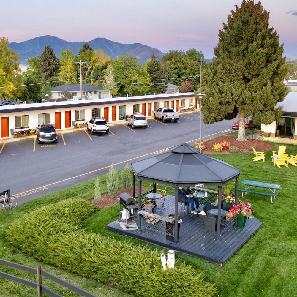 The Sapphire Motel photo 89