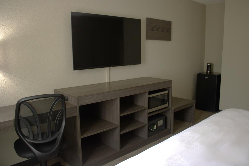 Boarders Inn & Suites photo 14