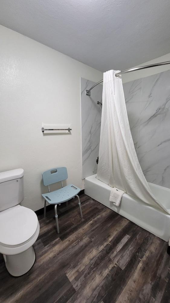 Greeneville Inn and Suites photo 13