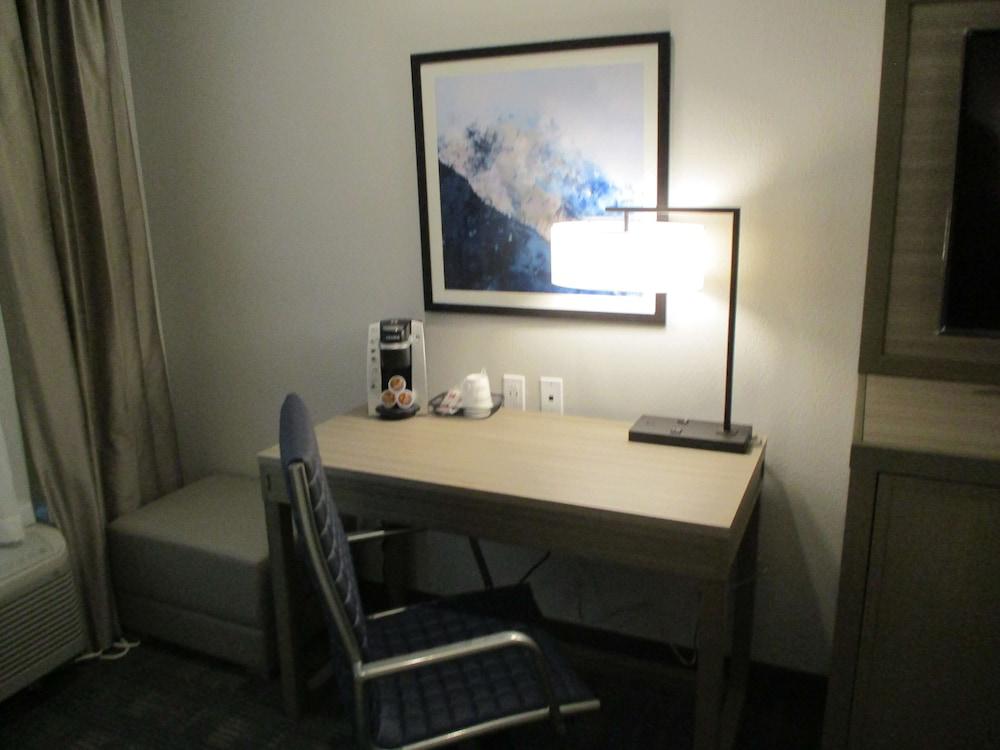 Merica Inn & Suites photo 19