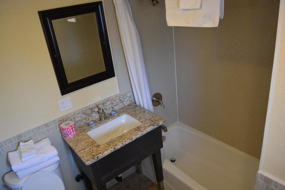 Bayshore Inn Motel photo 46