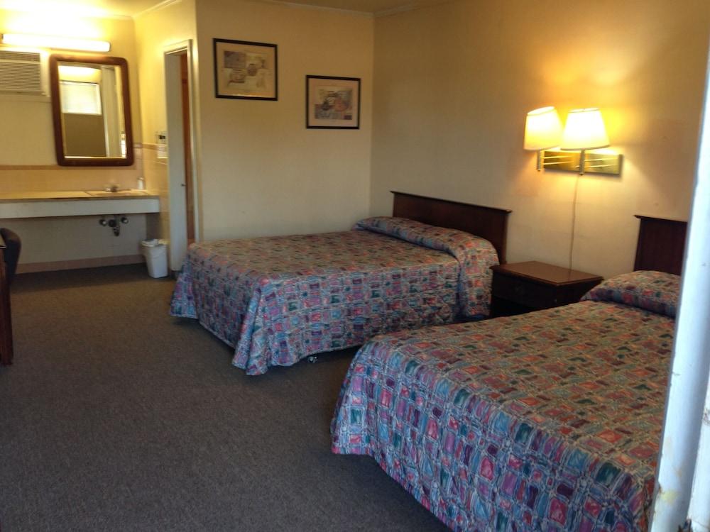 OYO Holiday Capri Motel & Rv Park photo 2