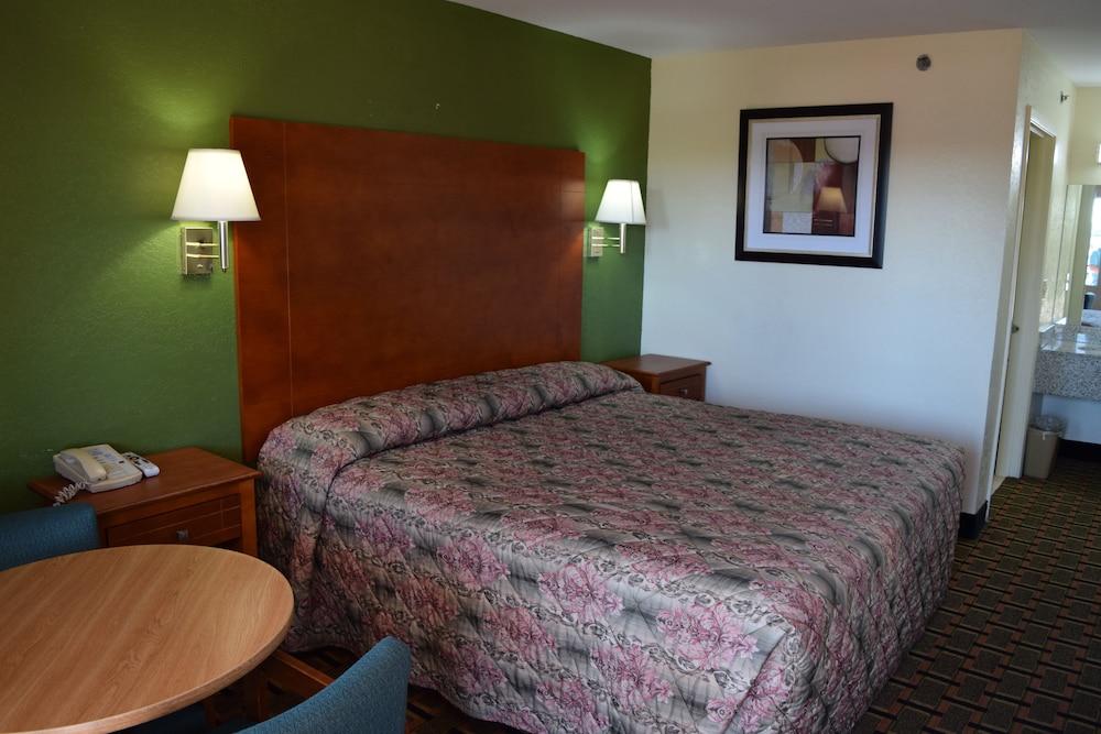 Royal Inn Douglasville photo 9