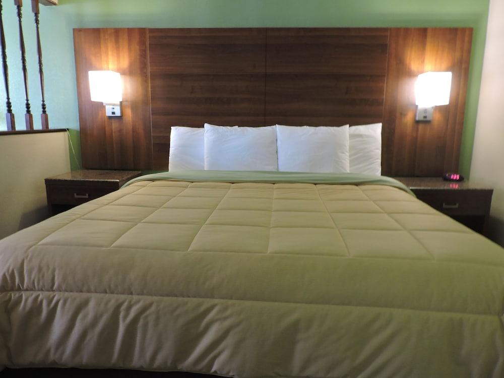 Days Inn by Wyndham Conover-Hickory photo 15