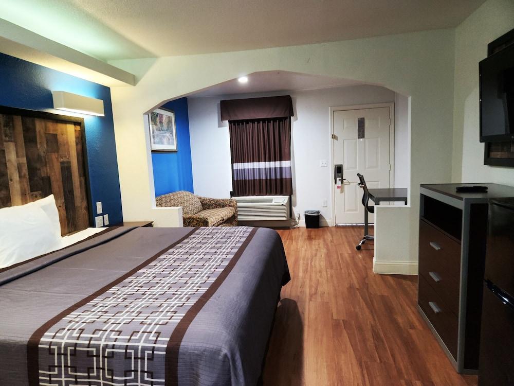 Express Inn Tomball photo 4