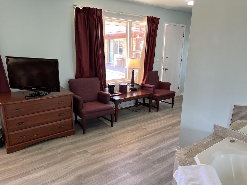 Crows Nest Inn Tawas photo 21
