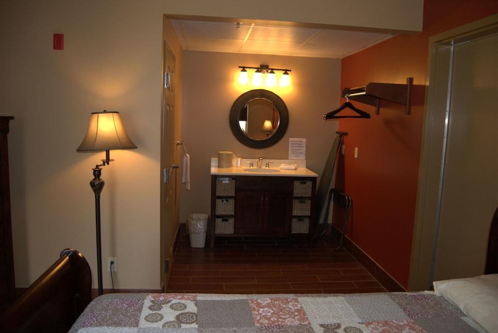 Put in Bay Victory Station Hotel photo 23