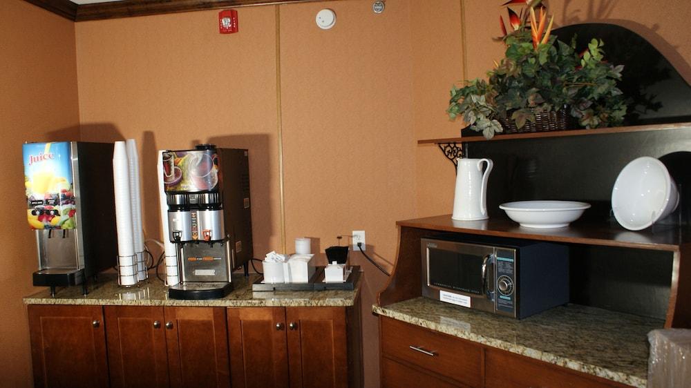 HomeTown Inn & Suites photo 20