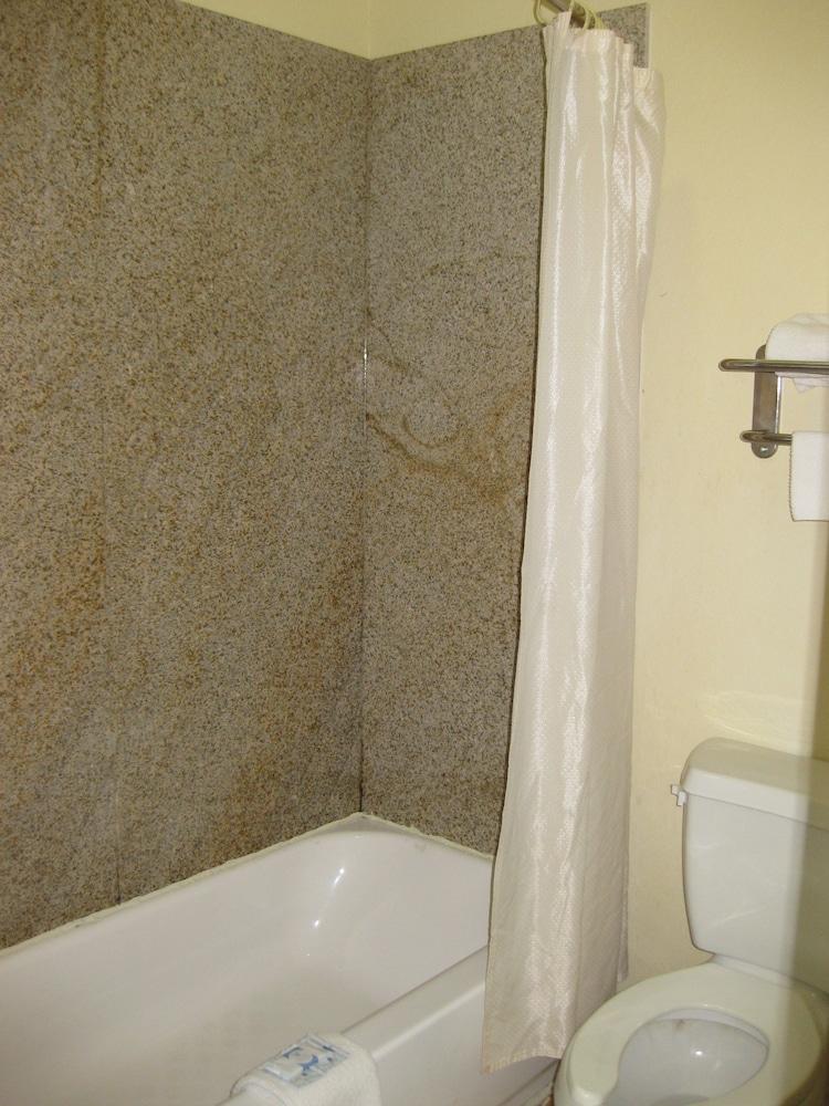 Scottish Inn and Suites photo 14