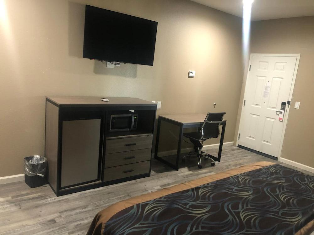 Budget Host Inn and Suites photo 9