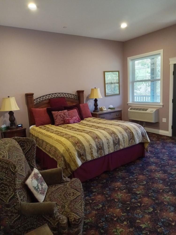 Hearthstone Elegant Lodge by the River photo 14