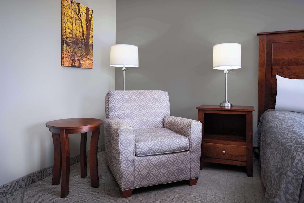 Green Mill Village Hotel & Suites, BW Signature Collection photo 19