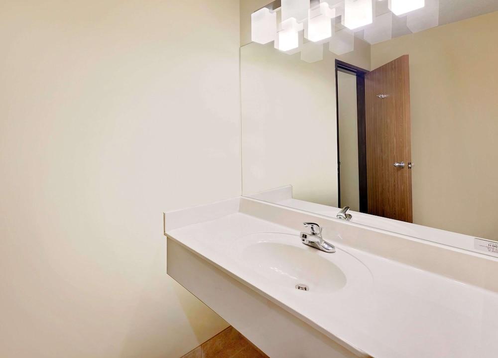 Days Inn by Wyndham Cadillac photo 32