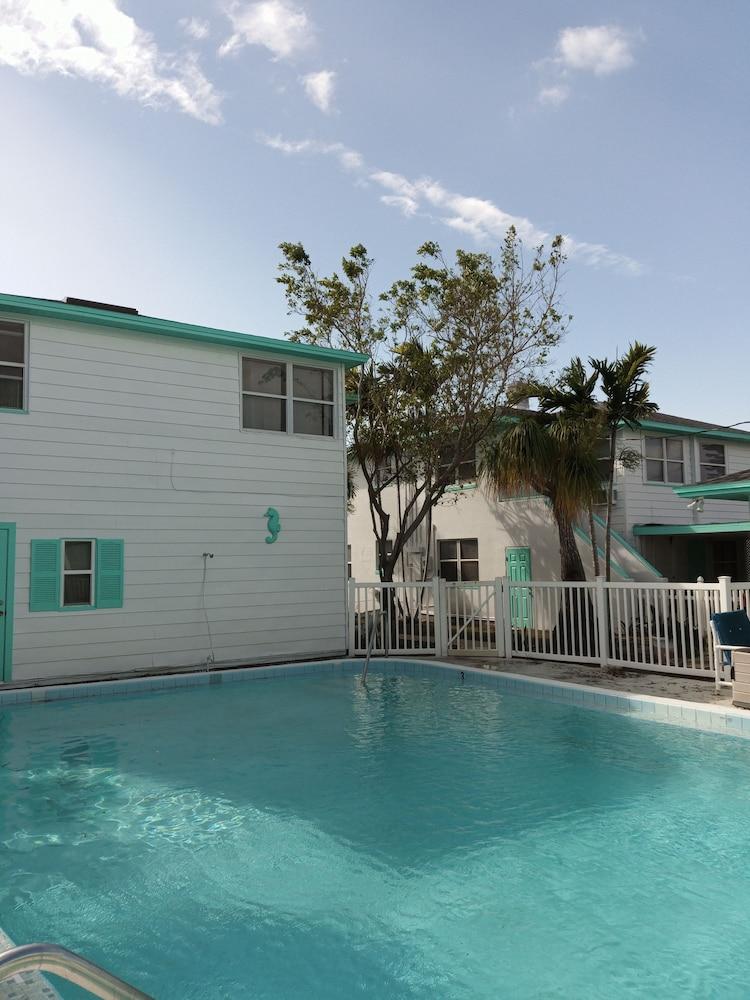 Swashbuckler Motel photo 30