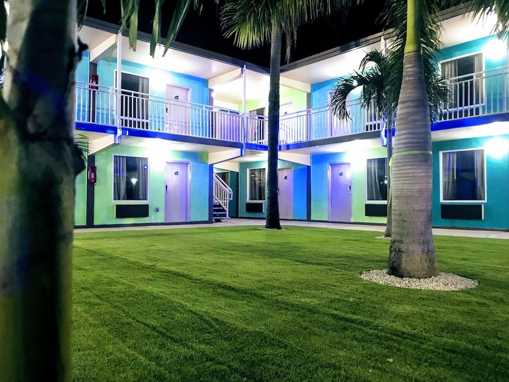 Tropical Inn & Suites photo 55