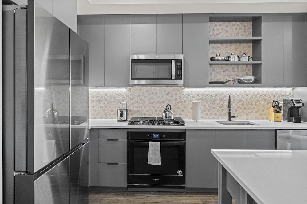 Placemakr Cathedral Heights photo 11