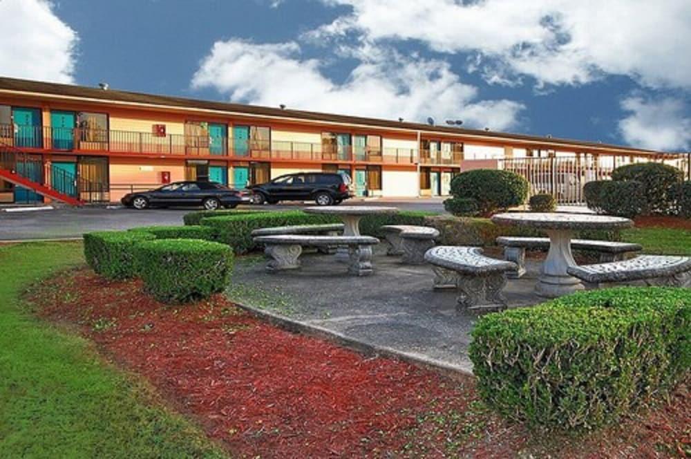Super 6 Inn & Suites photo 13