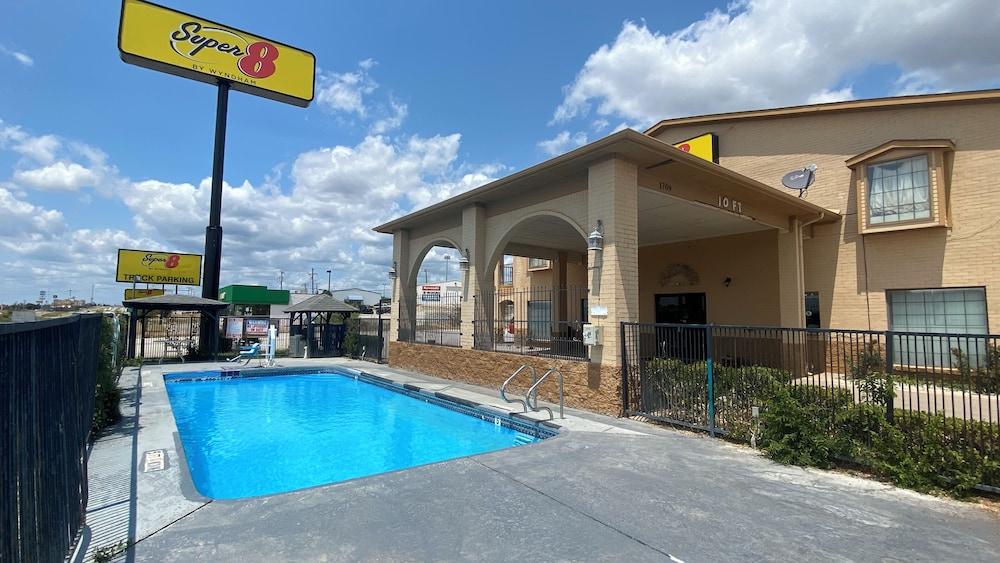 Super 8 by Wyndham Decatur Texas photo 6