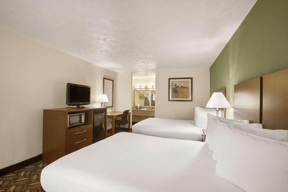 Clarion Pointe Morrow - Atlanta South photo 14