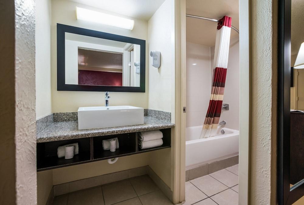 Red Roof Inn North Dallas - Park Central photo 17