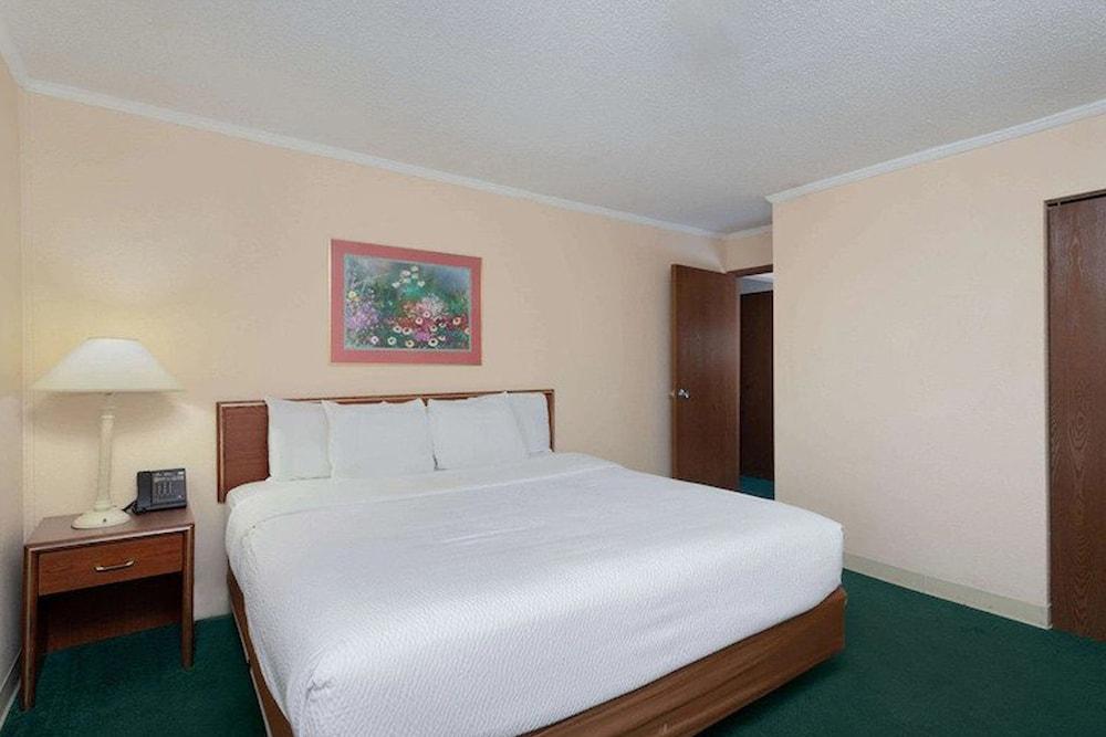 Norwood Inn & Suites by BlissPoint Post Rd Indianapolis photo 50