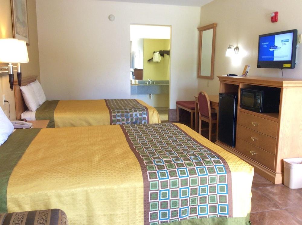 Texas Inn Weslaco photo 10