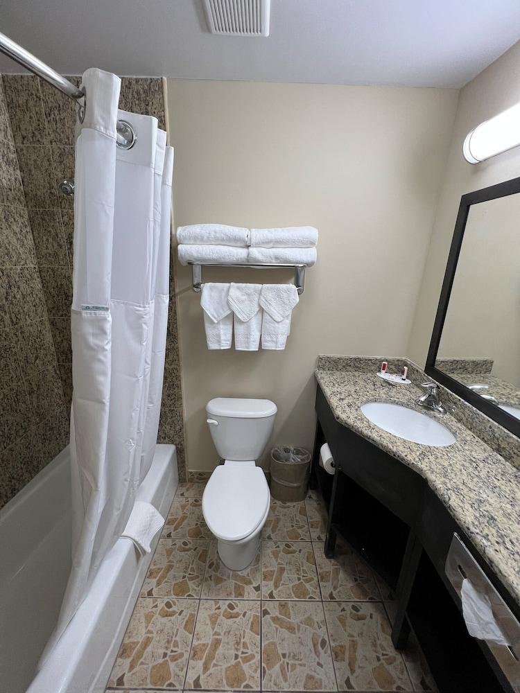 Travelodge by Wyndham Ozone Park photo 26