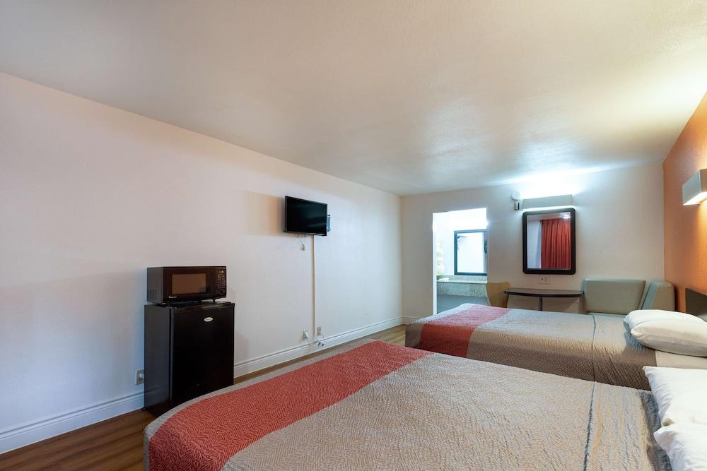 Motel 6 Houston, TX - East photo 17