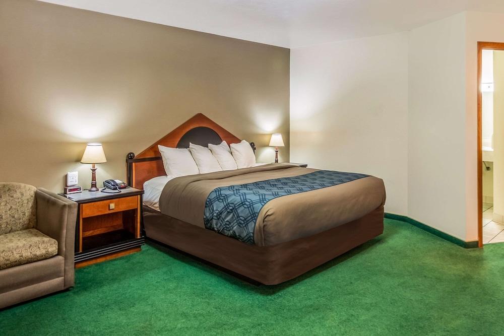 Econo Lodge Waupaca photo 28