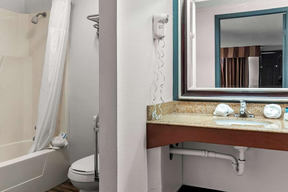 Rodeway Inn & Suites Saginaw I-675 photo 50