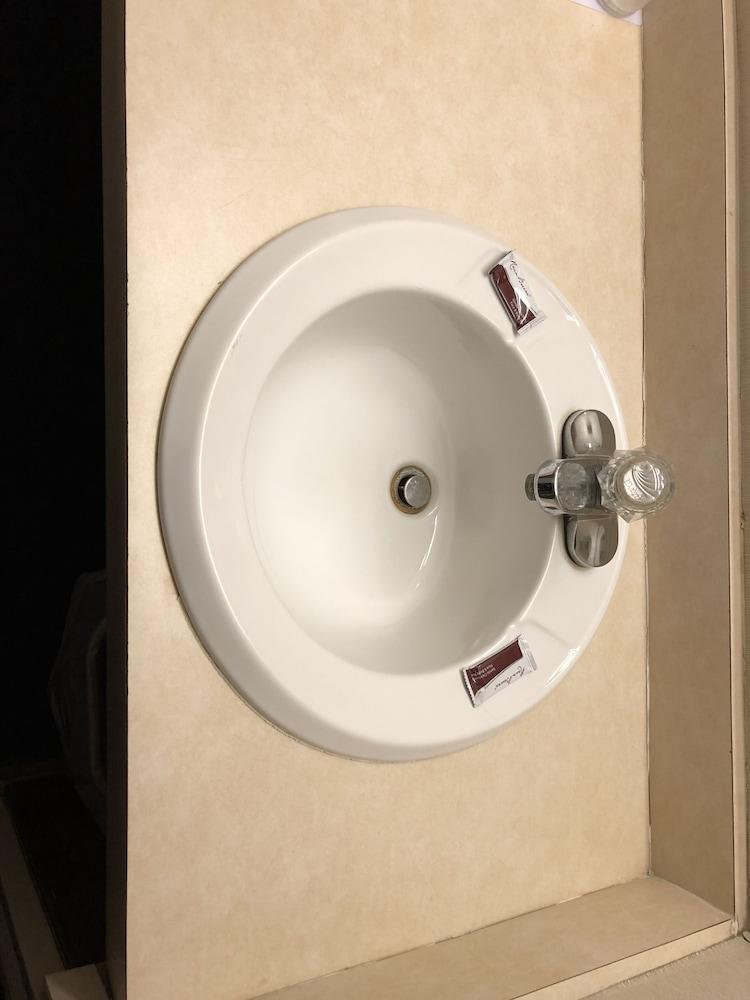 Denison Inn & Suites photo 42