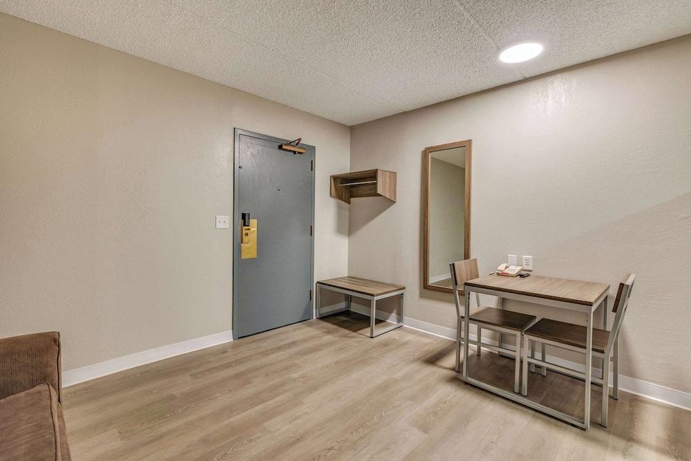 Suburban Studios Milwaukee Airport photo 14