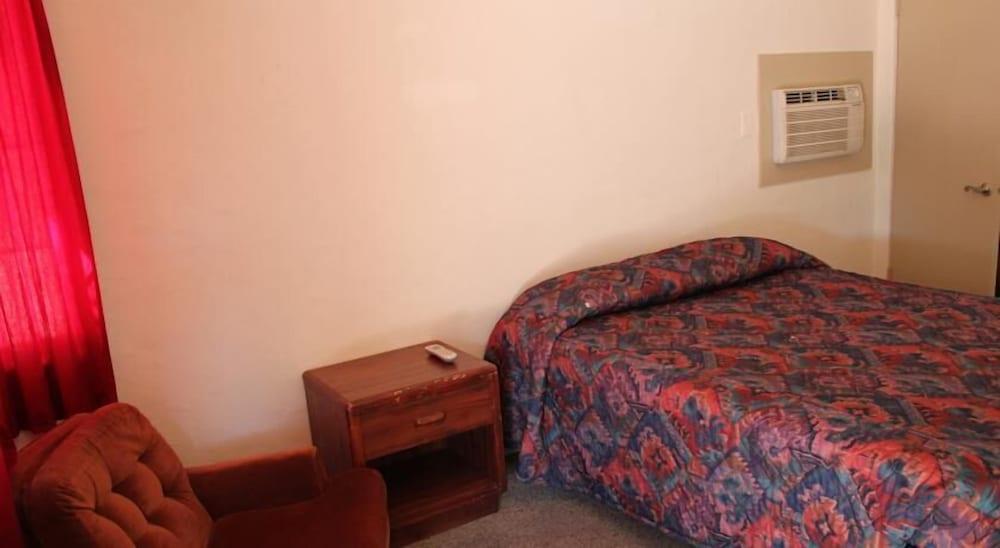 La Siesta Motel photo 24