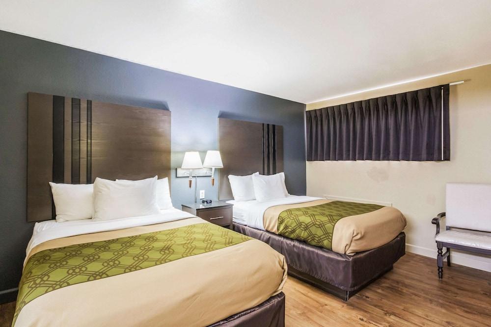 Econolodge Inn & Suites photo 13